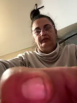 Snapshot of tttttyta chatting on 10.28.25 tttttyta online show from 10.28.25