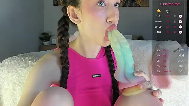 Snapshot of Say_luna chatting on 03.18.25 Say luna online show from 03.18.25