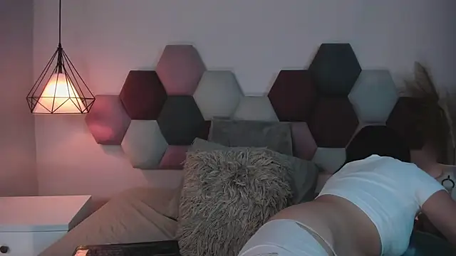 Snapshot of BeckyVidal chatting on 11.24.25 BeckyVidal online show from 11.24.25