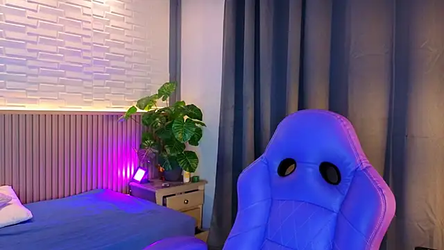 Snapshot of TiffanyWalk chatting on 11.08.25 TiffanyWalk online show from 11.08.25