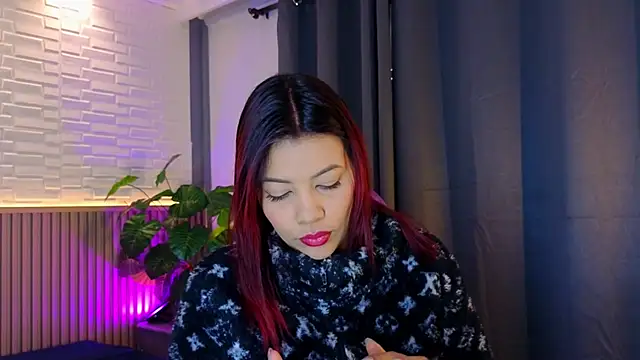 Snapshot of TiffanyWalk chatting on 11.18.25 TiffanyWalk online show from 11.18.25