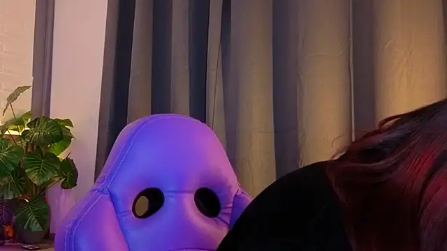 Snapshot of TiffanyWalk chatting on 11.22.25 TiffanyWalk online show from 11.22.25