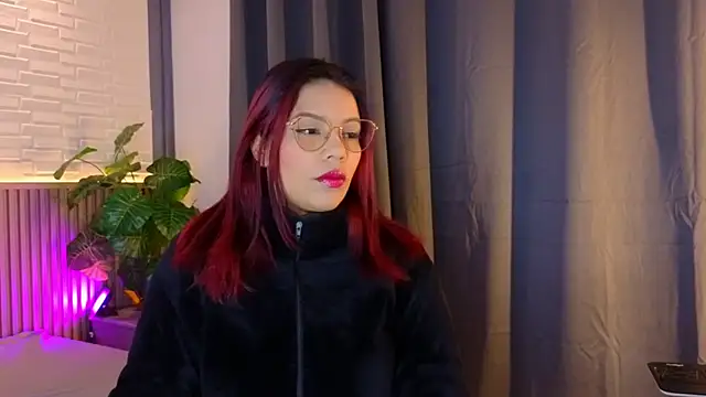 Snapshot of TiffanyWalk chatting on 11.28.25 TiffanyWalk online show from 11.28.25