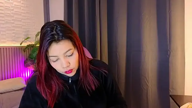 Snapshot of TiffanyWalk chatting on 12.02.25 TiffanyWalk online show from 12.02.25