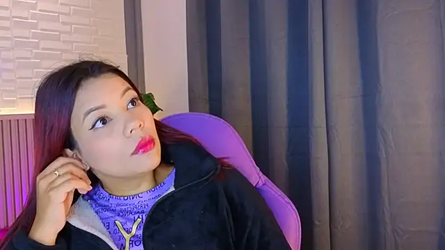 Snapshot of TiffanyWalk chatting on 12.04.25 TiffanyWalk online show from 12.04.25