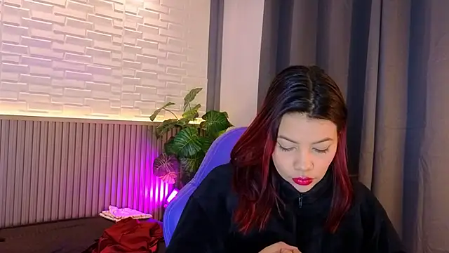 Snapshot of TiffanyWalk chatting on 12.05.25 TiffanyWalk online show from 12.05.25