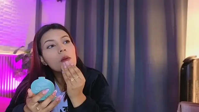 Snapshot of TiffanyWalk chatting on 12.15.25 TiffanyWalk online show from 12.15.25