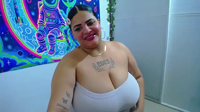 Snapshot of latina_bigboos25 chatting on 12.17.25 latina bigboos25 online show from 12.17.25