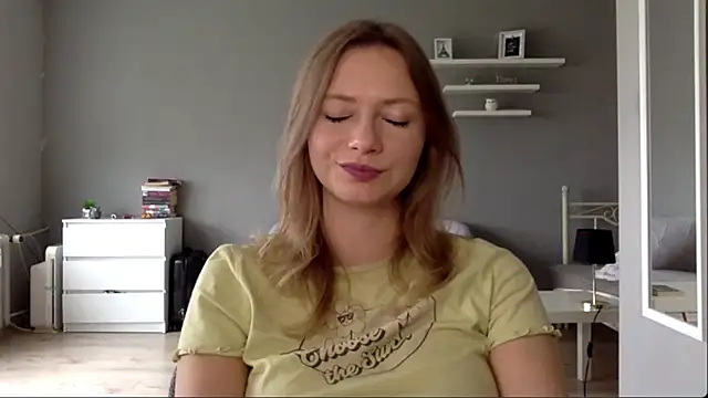 Snapshot of MillieShow chatting on 10.11.25 MillieShow online show from 10.11.25