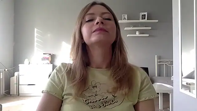 Snapshot of MillieShow chatting on 10.13.25 MillieShow online show from 10.13.25