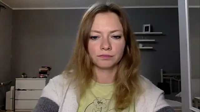 Snapshot of MillieShow chatting on 10.21.25 MillieShow online show from 10.21.25