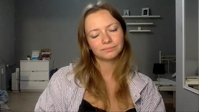 Snapshot of MillieShow chatting on 12.22.25 MillieShow online show from 12.22.25