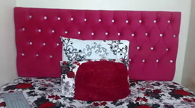 Snapshot of LUNAx02 chatting on 03.18.25 LUNAx02 online show from 03.18.25