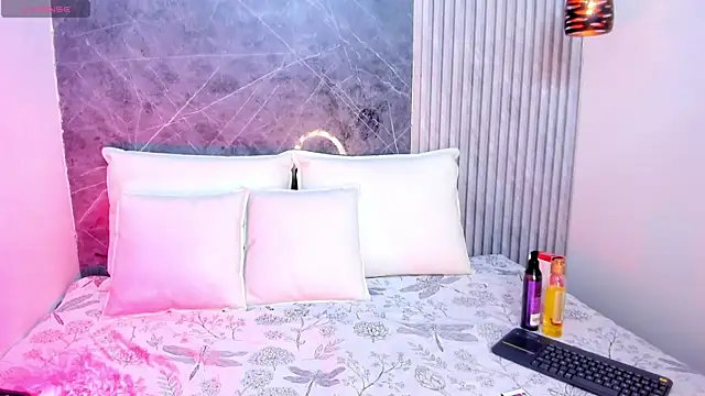 MiaScott5 online show from 03.20.25