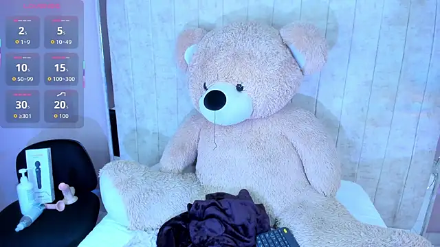 Snapshot of Alice_26_ chatting on 11.13.25 Alice 26 online show from 11.13.25