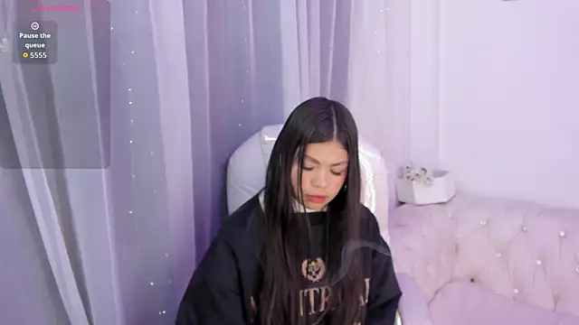 Snapshot of Pretty_Johnson_ chatting on 11.16.25 Pretty Johnson online show from 11.16.25