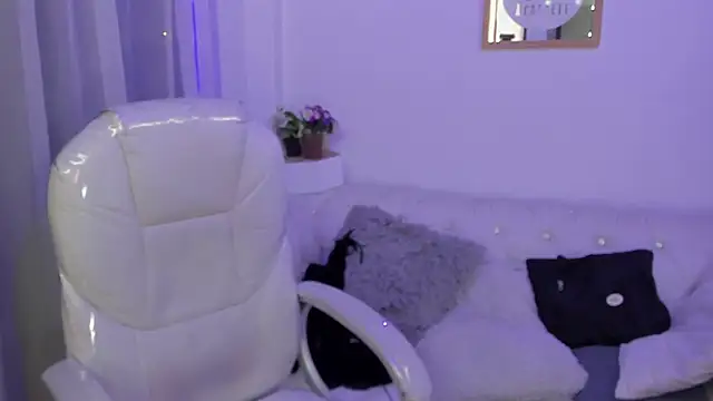 Snapshot of Pretty_Johnson_ chatting on 12.04.25 Pretty Johnson online show from 12.04.25