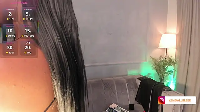 Snapshot of Kendallbleer chatting on 10.16.25 Kendallbleer online show from 10.16.25