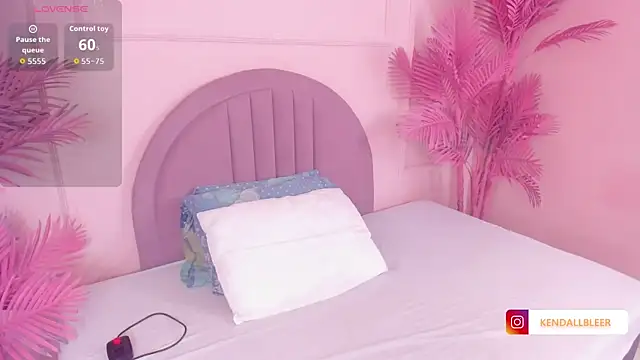 Snapshot of Kendallbleer chatting on 10.30.25 Kendallbleer online show from 10.30.25