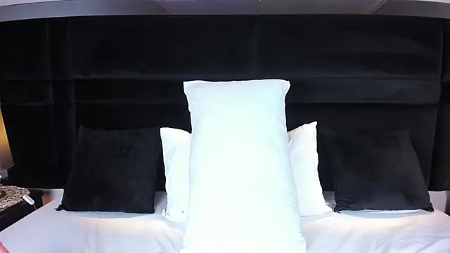 Snapshot of LauraCarther chatting on 12.14.25 LauraCarther online show from 12.14.25