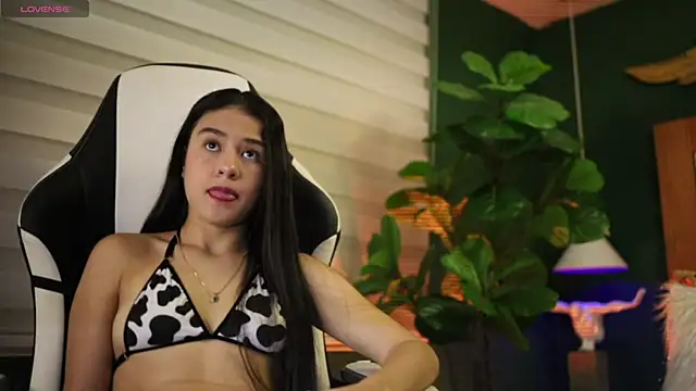 Snapshot of Danaa_Rouse chatting on 10.21.25 Danaa Rouse online show from 10.21.25