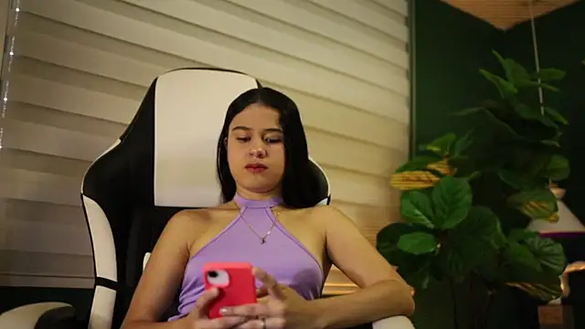 Snapshot of Danaa_Rouse chatting on 10.30.25 Danaa Rouse online show from 10.30.25