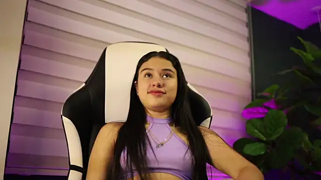 Snapshot of Danaa_Rouse chatting on 10.31.25 Danaa Rouse online show from 10.31.25