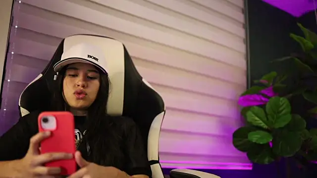 Snapshot of Danaa_Rouse chatting on 10.31.25 Danaa Rouse online show from 10.31.25