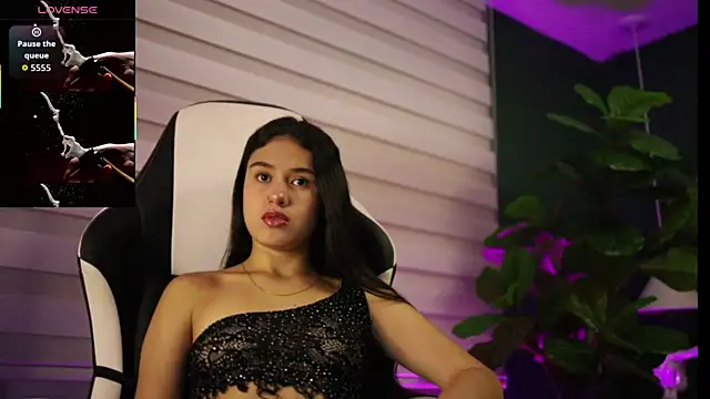 Snapshot of Danaa_Rouse chatting on 11.08.25 Danaa Rouse online show from 11.08.25