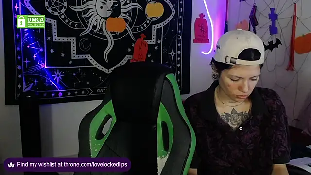 lovelockedlips online show from 11.04.25