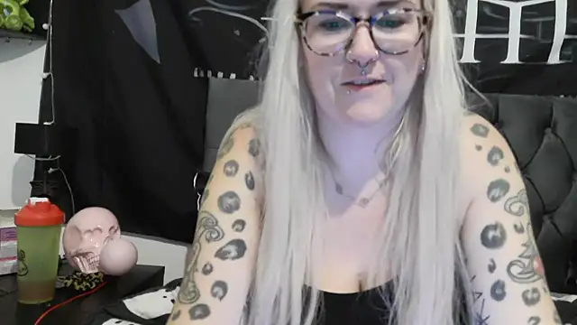 Snapshot of Sizzling_Indie36 chatting on 10.26.25 Sizzling Indie36 online show from 10.26.25