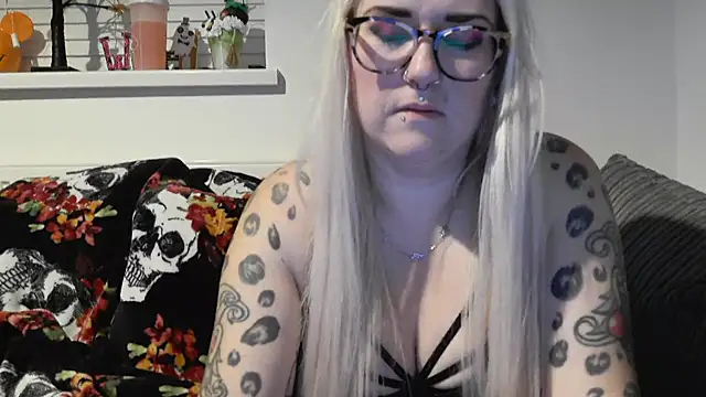 Snapshot of Sizzling_Indie36 chatting on 10.28.25 Sizzling Indie36 online show from 10.28.25