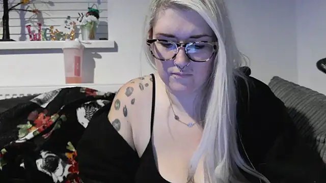 Snapshot of Sizzling_Indie36 chatting on 10.28.25 Sizzling Indie36 online show from 10.28.25