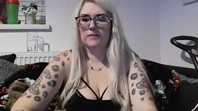 Snapshot of Sizzling_Indie36 chatting on 11.01.25 Sizzling Indie36 online show from 11.01.25