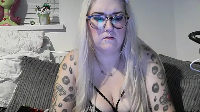 Snapshot of Sizzling_Indie36 chatting on 11.03.25 Sizzling Indie36 online show from 11.03.25