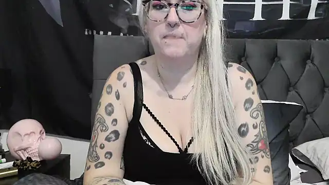 Snapshot of Sizzling_Indie36 chatting on 11.08.25 Sizzling Indie36 online show from 11.08.25