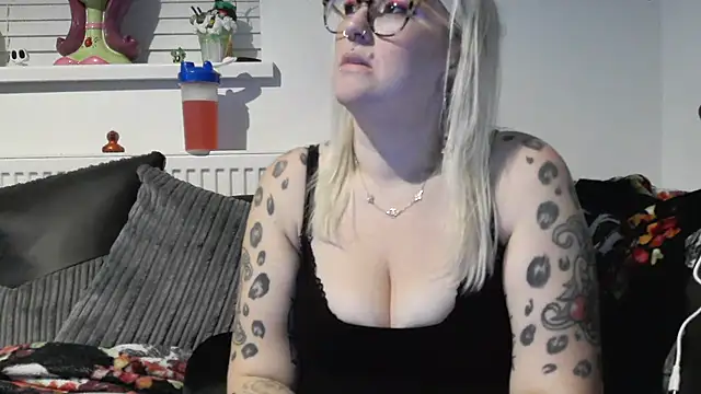 Snapshot of Sizzling_Indie36 chatting on 11.12.25 Sizzling Indie36 online show from 11.12.25