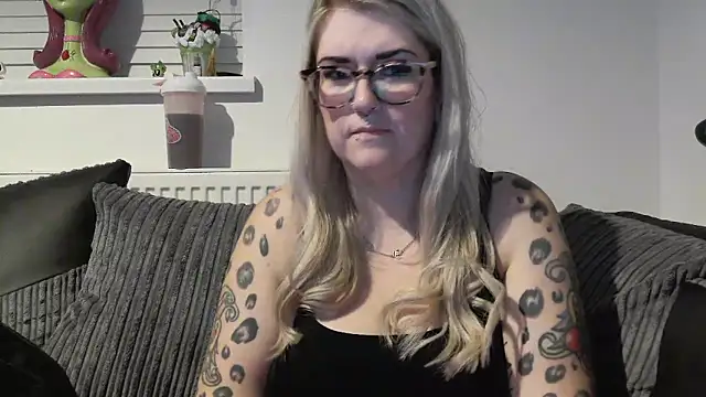 Snapshot of Sizzling_Indie36 chatting on 11.13.25 Sizzling Indie36 online show from 11.13.25