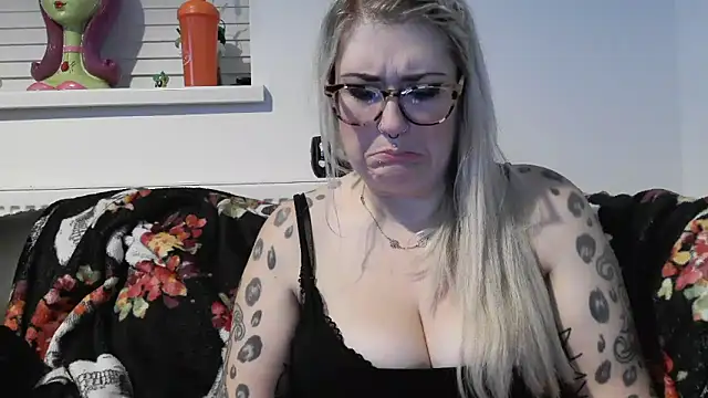 Snapshot of Sizzling_Indie36 chatting on 11.14.25 Sizzling Indie36 online show from 11.14.25