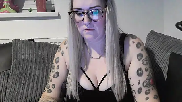 Snapshot of Sizzling_Indie36 chatting on 11.15.25 Sizzling Indie36 online show from 11.15.25