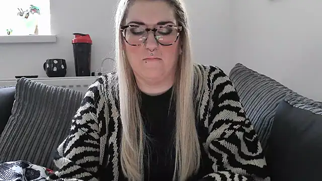 Snapshot of Sizzling_Indie36 chatting on 11.18.25 Sizzling Indie36 online show from 11.18.25