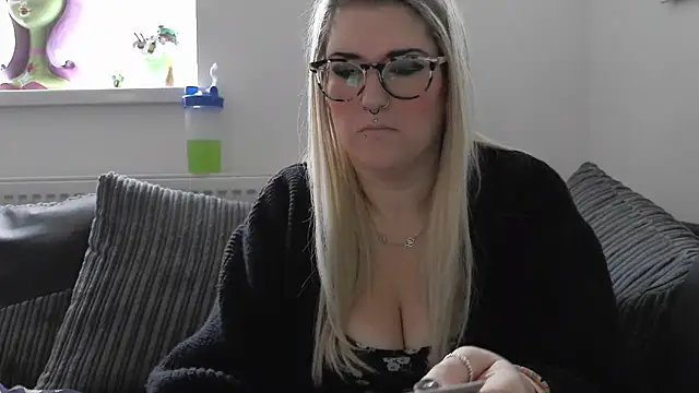 Snapshot of Sizzling_Indie36 chatting on 11.19.25 Sizzling Indie36 online show from 11.19.25