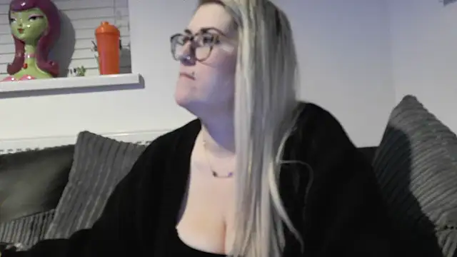 Snapshot of Sizzling_Indie36 chatting on 11.21.25 Sizzling Indie36 online show from 11.21.25