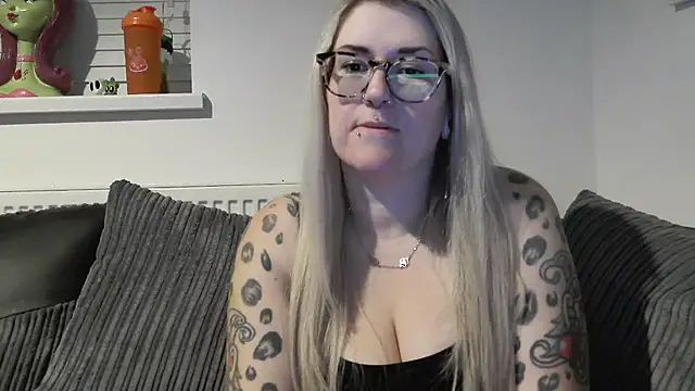 Snapshot of Sizzling_Indie36 chatting on 11.22.25 Sizzling Indie36 online show from 11.22.25