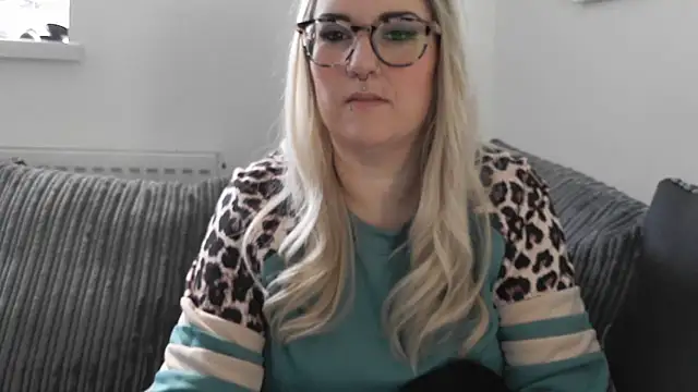 Snapshot of Sizzling_Indie36 chatting on 11.25.25 Sizzling Indie36 online show from 11.25.25