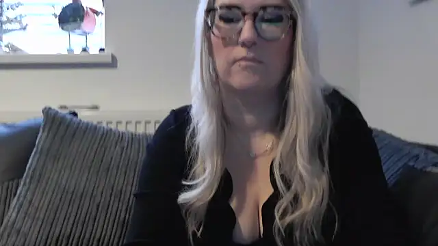 Snapshot of Sizzling_Indie36 chatting on 11.27.25 Sizzling Indie36 online show from 11.27.25