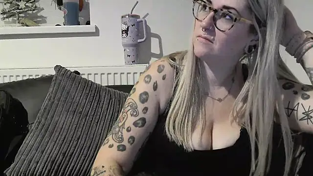 Snapshot of Sizzling_Indie36 chatting on 11.30.25 Sizzling Indie36 online show from 11.30.25