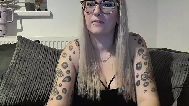 Snapshot of Sizzling_Indie36 chatting on 12.05.25 Sizzling Indie36 online show from 12.05.25