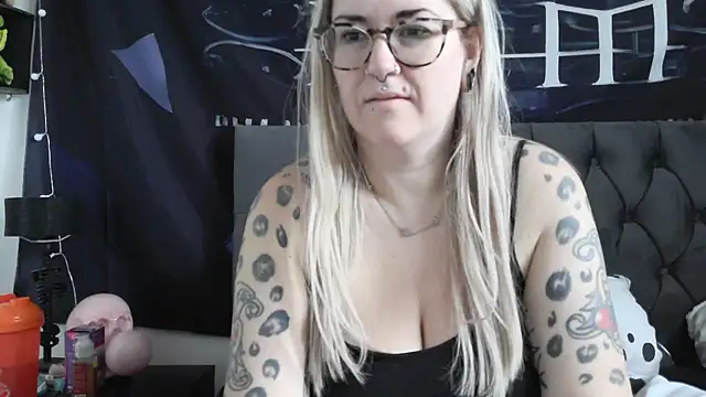 Snapshot of Sizzling_Indie36 chatting on 12.14.25 Sizzling Indie36 online show from 12.14.25