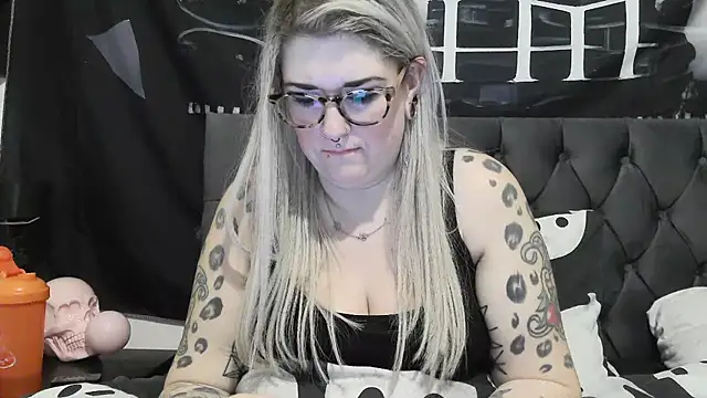 Snapshot of Sizzling_Indie36 chatting on 12.15.25 Sizzling Indie36 online show from 12.15.25